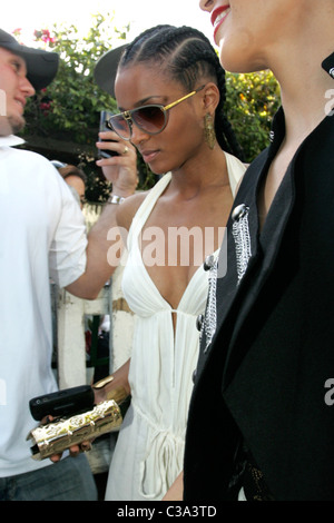 Ciara und Kim Kardashian kommen im Ivy Restaurant für ein spätes Mittagessen Los Angeles, Kalifornien - 14.05.09 Stockfoto