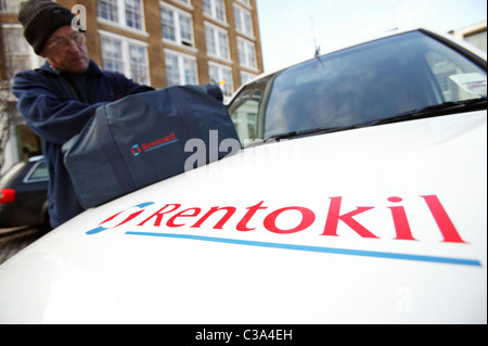 Ein Mitarbeiter von Rentokil Vorbereitung Ausrüstung. Stockfoto