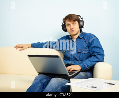 Menschen zu Hause anhören symphonische Musik mit einem computer Stockfoto