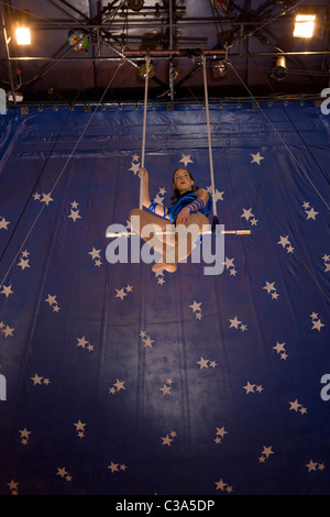 Zirkus-Mädchen auf Hallo Swing Stockfoto