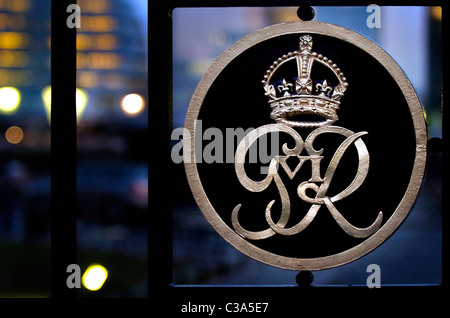 Das königliche Wappen George der Sixth am Tor des Turms in der Abenddämmerung Stockfoto