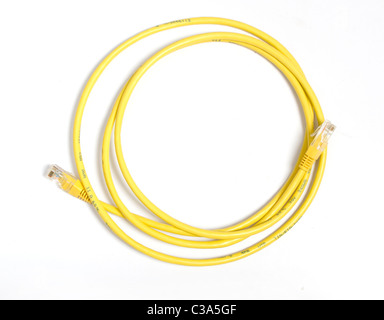 Gelbe Netzwerkkabel mit RJ45-Stecker Stockfoto