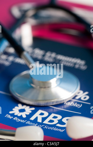 Figurative Bild von der wirtschaftlichen Krise RBS. Im Bild: ein Stethoskop auf eine RBS Kredite Werbebroschüre gelegt. Stockfoto