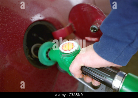 ein Mann füllt sich sein Auto an einer Shell-Tankstelle Benzin. Stockfoto