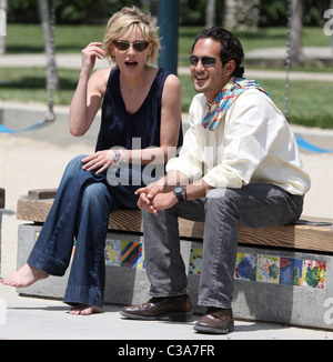 Sharon Stone und ein Freund verbringen Sie Zeit mit ihrem Sohn im Coldwater Canyon Park in Beverly Hills, Los Angeles, Kalifornien - 29.04.09 Stockfoto