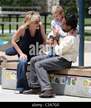 Sharon Stone und einen Freund zu verbringen Zeit mit ihrem Sohn Roan Bronstein im Coldwater Canyon Park in Beverly Hills, Los Angeles, Stockfoto