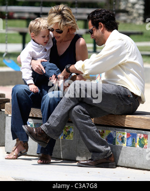 Sharon Stone und einen Freund zu verbringen Zeit mit ihrem Sohn Roan Bronstein im Coldwater Canyon Park in Beverly Hills, Los Angeles, Stockfoto