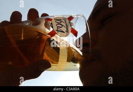 Ein Mann trinkt Kronenbourg Lager. Stockfoto