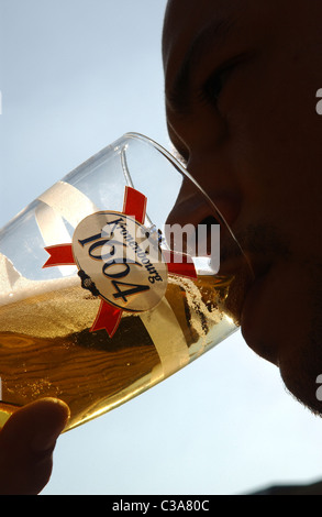 Ein Mann trinkt Kronenbourg Lager. Stockfoto