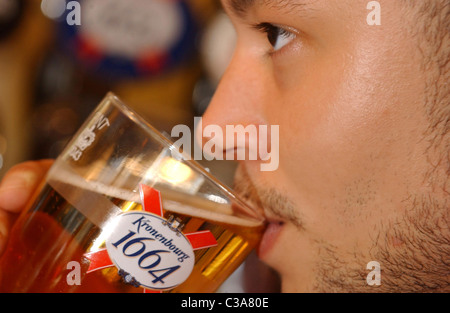Ein Mann trinkt Kronenbourg Lager. Stockfoto