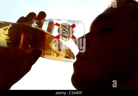 Ein Mann trinkt Kronenbourg Lager. Stockfoto