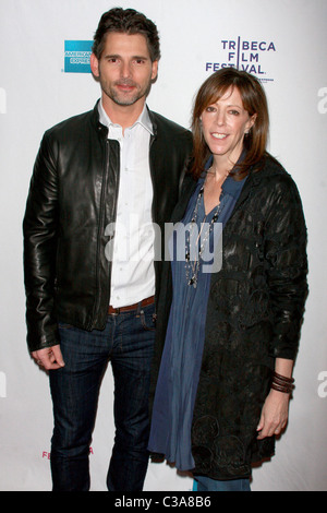 Eric Bana und Jane Rosenthal 8. jährlichen Tribeca Film Festival - Premiere von "Love The Beast" - Ankunft New York City, USA- Stockfoto