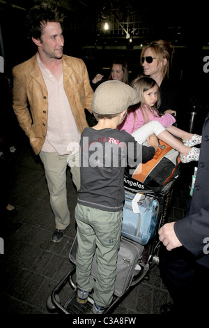 Noah Wyle, Owen Wyle, Auden Wyle und Tracy Warbin Noah Wyle und Familie Ankunft am LAX-Los Angeles, Kalifornien - 29.04.09 Stockfoto