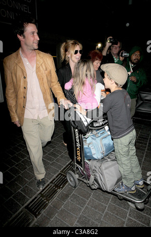 Noah Wyle, Owen Wyle, Auden Wyle und Tracy Warbin Noah Wyle und Familie Ankunft am LAX-Los Angeles, Kalifornien - 29.04.09 Stockfoto