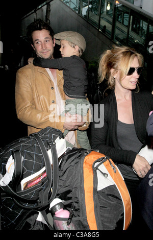 Noah Wyle, Owen Wyle und Tracy Warbin Noah Wyle und Familie Ankunft am LAX-Los Angeles, Kalifornien - 29.04.09 Stockfoto