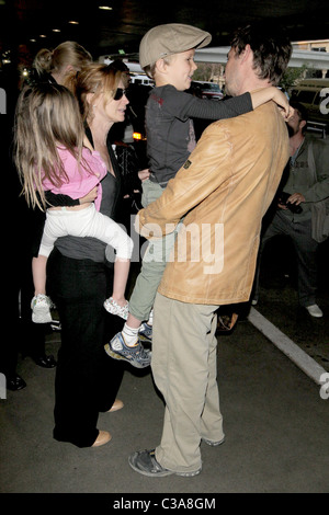 Auden Wyle und Tracy Warbin, Owen Wyle und Noah Wyle Noah Wyle Familie Ankunft am LAX-Los Angeles, Kalifornien - 29.04.09 Stockfoto