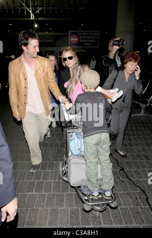 Noah Wyle, Owen Wyle, Auden Wyle und Tracy Warbin Noah Wyle und Familie Ankunft am LAX-Los Angeles, Kalifornien - 29.04.09 Stockfoto