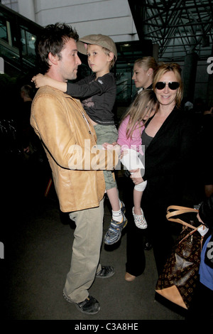 Noah Wyle, Owen Wyle, Auden Wyle und Tracy Warbin Noah Wyle und Familie Ankunft am LAX-Los Angeles, Kalifornien - 29.04.09 Stockfoto