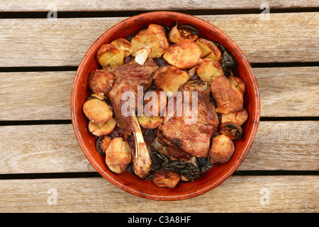 Lamm Fleisch braten Ofen auf Ton Topf Kartoffeln auf Holz mediterrane Küche Stockfoto