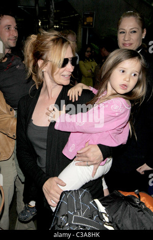 Tracy Warbin und Tochter Auden Wyle Noah Wyle und Familie Ankunft am LAX-Los Angeles, Kalifornien - 29.04.09 Stockfoto