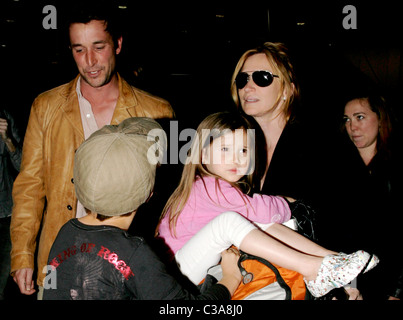 Noah Wyle, Owen Wyle, Auden Wyle und Tracy Warbin Noah Wyle und Familie Ankunft am LAX-Los Angeles, Kalifornien - 29.04.09 .com Stockfoto