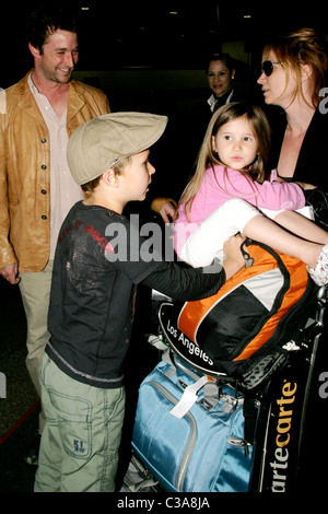 Noah Wyle, Owen Wyle, Auden Wyle und Tracy Warbin Noah Wyle und Familie Ankunft am LAX-Los Angeles, Kalifornien - 29.04.09 .com Stockfoto