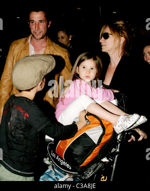 Noah Wyle, Owen Wyle, Auden Wyle und Tracy Warbin Noah Wyle und Familie Ankunft am LAX-Los Angeles, Kalifornien - 29.04.09 .com Stockfoto