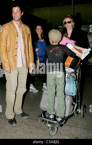 Noah Wyle, Owen Wyle, Auden Wyle und Tracy Warbin Noah Wyle und Familie Ankunft am LAX-Los Angeles, Kalifornien - 29.04.09 .com Stockfoto