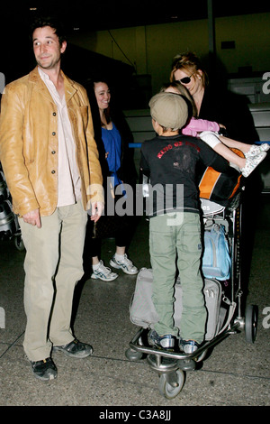 Noah Wyle, Owen Wyle, Auden Wyle und Tracy Warbin Noah Wyle und Familie Ankunft am LAX-Los Angeles, Kalifornien - 29.04.09 .com Stockfoto