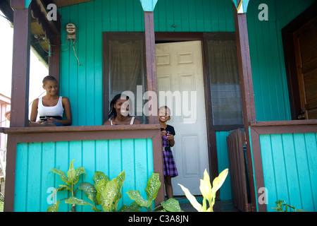 Familie auf der Veranda im Hattan Dorf Haus in Antigua Stockfoto