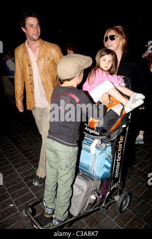 Noah Wyle, Owen Wyle und Auden Wyle Noah Wyle und Tracy Warbin Familie Ankunft am LAX-Los Angeles, Kalifornien - 29.04.09 Stockfoto