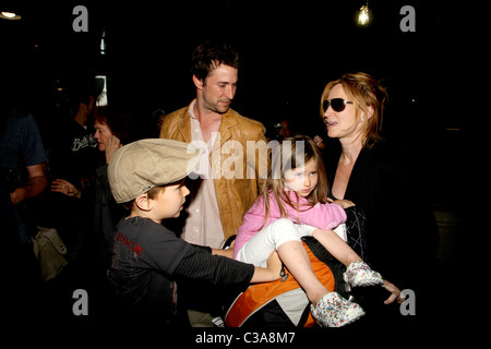 Noah Wyle, Owen Wyle und Auden Wyle Noah Wyle und Tracy Warbin Familie Ankunft am LAX-Los Angeles, Kalifornien - 29.04.09 Stockfoto