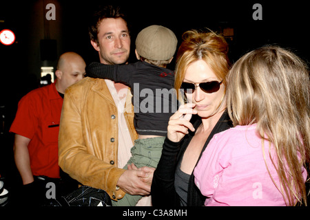 Noah Wyle, Owen Wyle und Auden Wyle Noah Wyle und Tracy Warbin Familie Ankunft am LAX-Los Angeles, Kalifornien - 29.04.09 Stockfoto