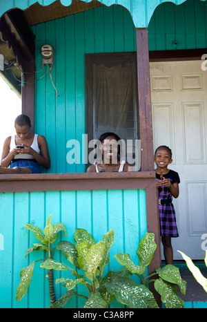 Familie auf der Veranda im Hattan Dorf Haus in Antigua Stockfoto