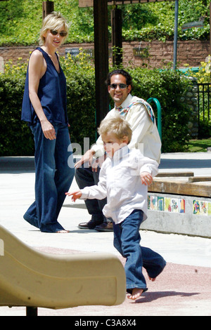 Sharon Stone und einen Freund zu verbringen Zeit mit ihrem Sohn Roan Bronstein im Coldwater Canyon Park in Beverly Hills, Los Angeles, Stockfoto