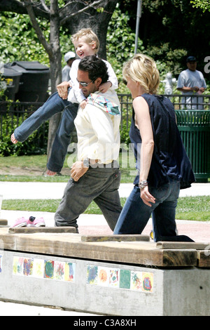 Sharon Stone und einen Freund zu verbringen Zeit mit ihrem Sohn Roan Bronstein im Coldwater Canyon Park in Beverly Hills, Los Angeles, Stockfoto