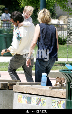 Sharon Stone und einen Freund zu verbringen Zeit mit ihrem Sohn Roan Bronstein im Coldwater Canyon Park in Beverly Hills, Los Angeles, Stockfoto