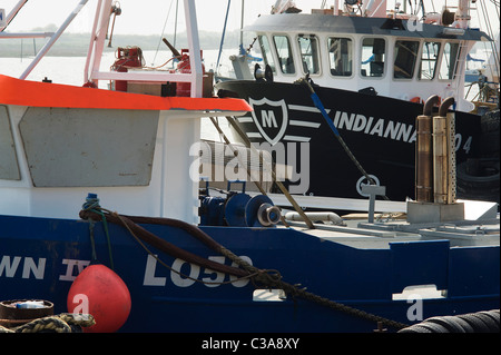 Herzmuschel Boote vertäut am Kai in alten Leigh, Essex Stockfoto