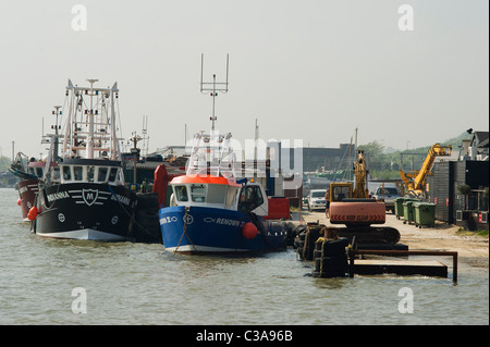 Herzmuschel Boote vertäut am Kai in alten Leigh, Essex Stockfoto