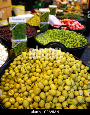 Oliven und Gurken Textur Essen Marktfokus Perspektive Vordergrund Stockfoto