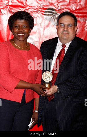 Gwen Ifill und Gast 68. jährlichen George Foster Peabody Awards im The Waldorf Astoria New York City, USA - 18.05.09 PNP / Stockfoto