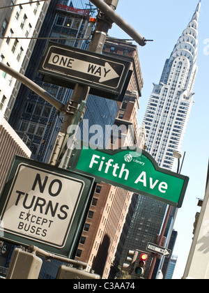Fifth Avenue Verkehrszeichen @ 42nd Street w/Chrysler Building, NYC Stockfoto