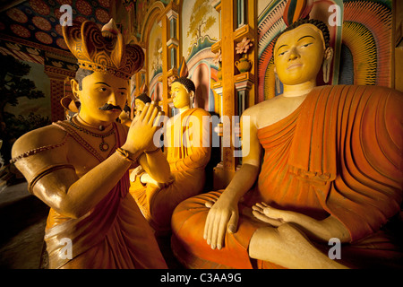 Statuen von Buddha und Anbeter Wewurukannala Vihara Tempel in der Nähe von Dikwella, Pussalagoda, Sri Lanka, Walasgala Stockfoto