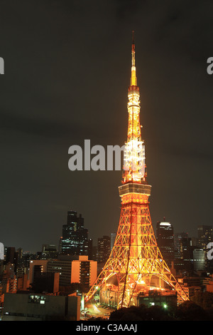 Beleuchtete Tokyo Tower bei Nacht Stockfoto