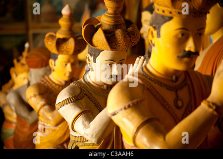 Statuen von Buddha und Anbeter Wewurukannala Vihara Tempel in der Nähe von Dikwella, Pussalagoda, Sri Lanka, Walasgala Stockfoto