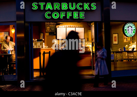 Eine Starbucks-Filiale in der Nacht abgebildet. Stockfoto