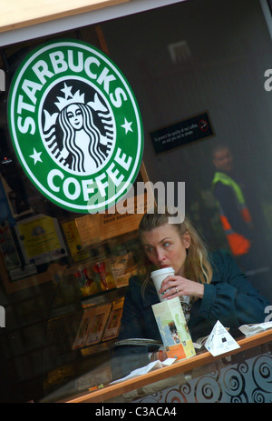 Ein Starbucks-Kunden sitzen, um ihre Getränke zu trinken. Stockfoto