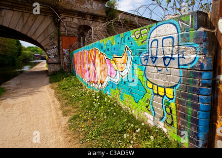 Graffiti an der Wand entlang der Leeds-Liverpool Kanal Leeds Wesst Yorkshire UK Stockfoto