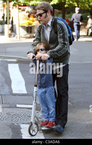 Matthew Broderick gibt seinem Sohn James Wilkie Broderick, ein Druck auf seinem Roller vor Abwurf ihn in der Schule. Matthew ist Stockfoto