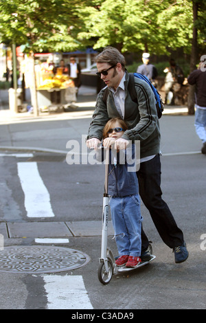 Matthew Broderick gibt seinem Sohn James Wilkie Broderick, ein Druck auf seinem Roller vor Abwurf ihn in der Schule. Matthew ist Stockfoto